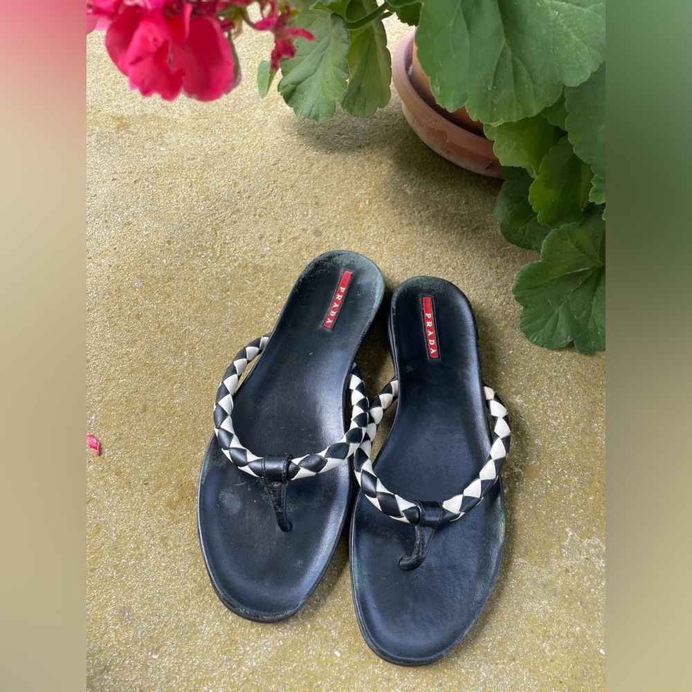 Black and white checkered flip flops size 7